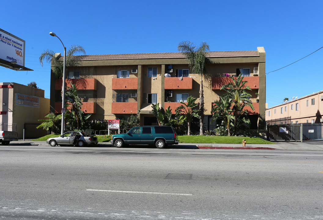 7627 Laurel Canyon Blvd in North Hollywood, CA - Building Photo