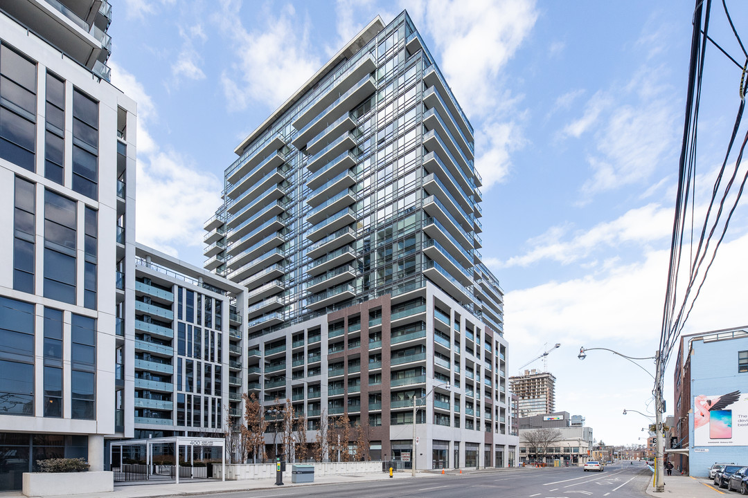 AXIOM Condominiums in Toronto, ON - Building Photo