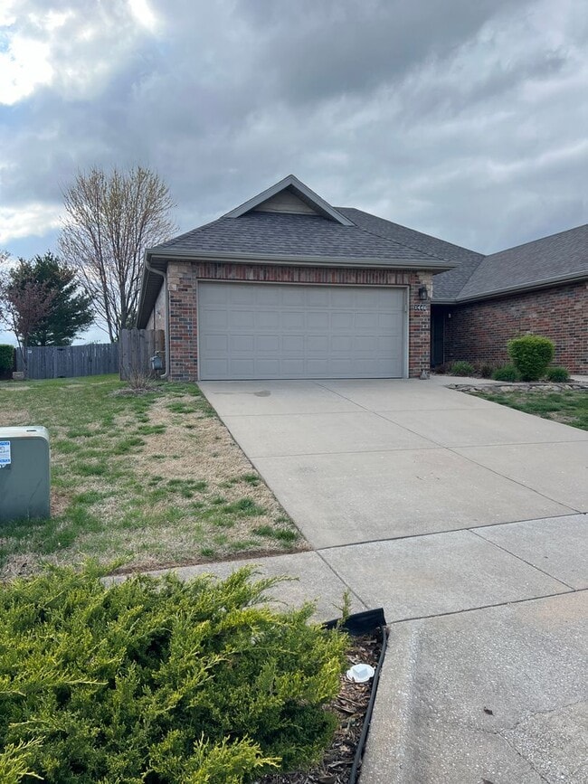 1446 W Sackett St in Springfield, MO - Building Photo - Building Photo