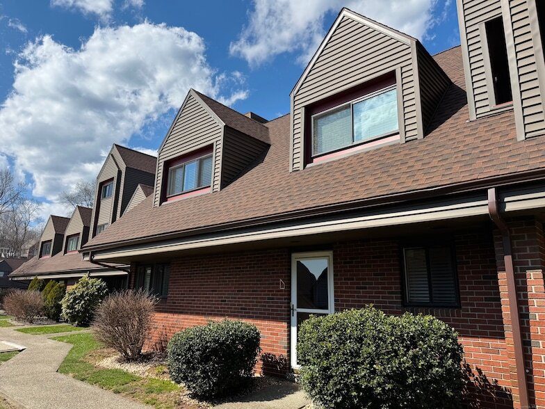 62 Montoya Dr, Unit 1R in Branford, CT - Building Photo
