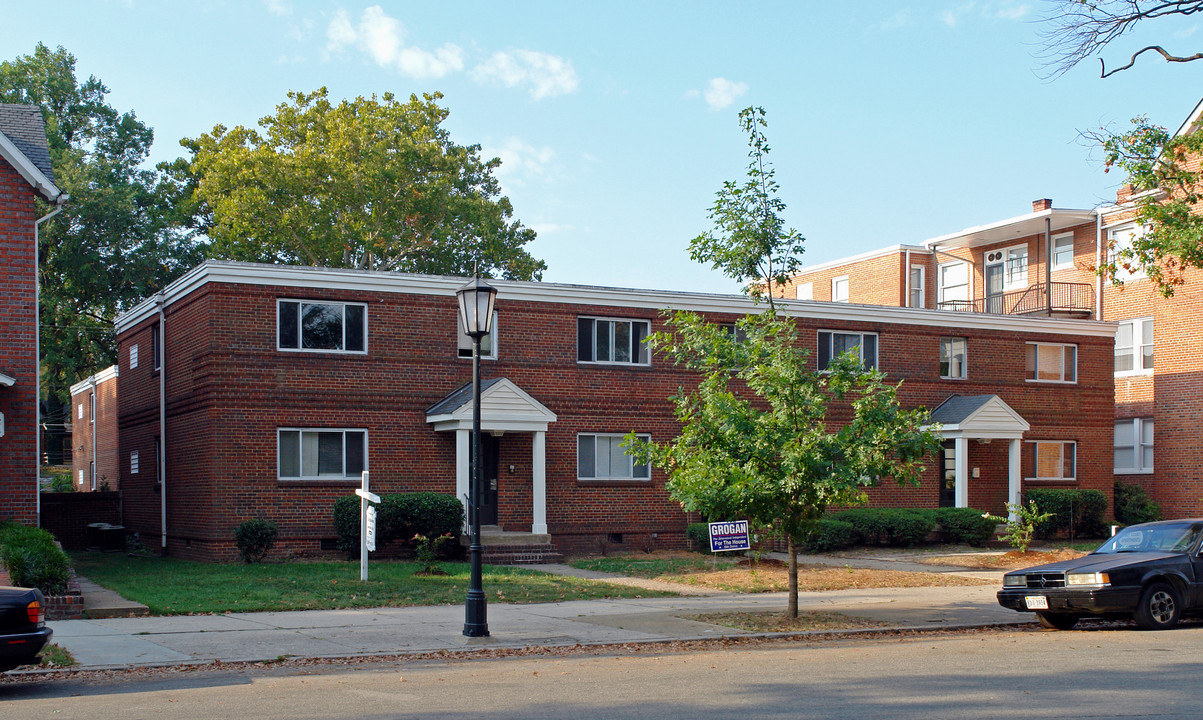 3025 Monument Avenue in Richmond, VA - Foto de edificio