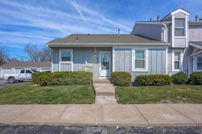 property at 912 SE Hampton Ct