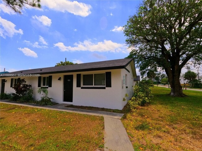 4894 Serafica Dr in Lake Worth Beach, FL - Building Photo - Building Photo