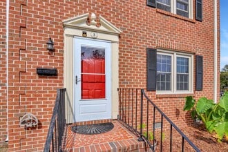 2 Charles Parish Dr in Poquoson, VA - Building Photo - Building Photo