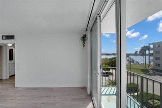 301 Croton Ave in Lantana, FL - Foto de edificio - Building Photo