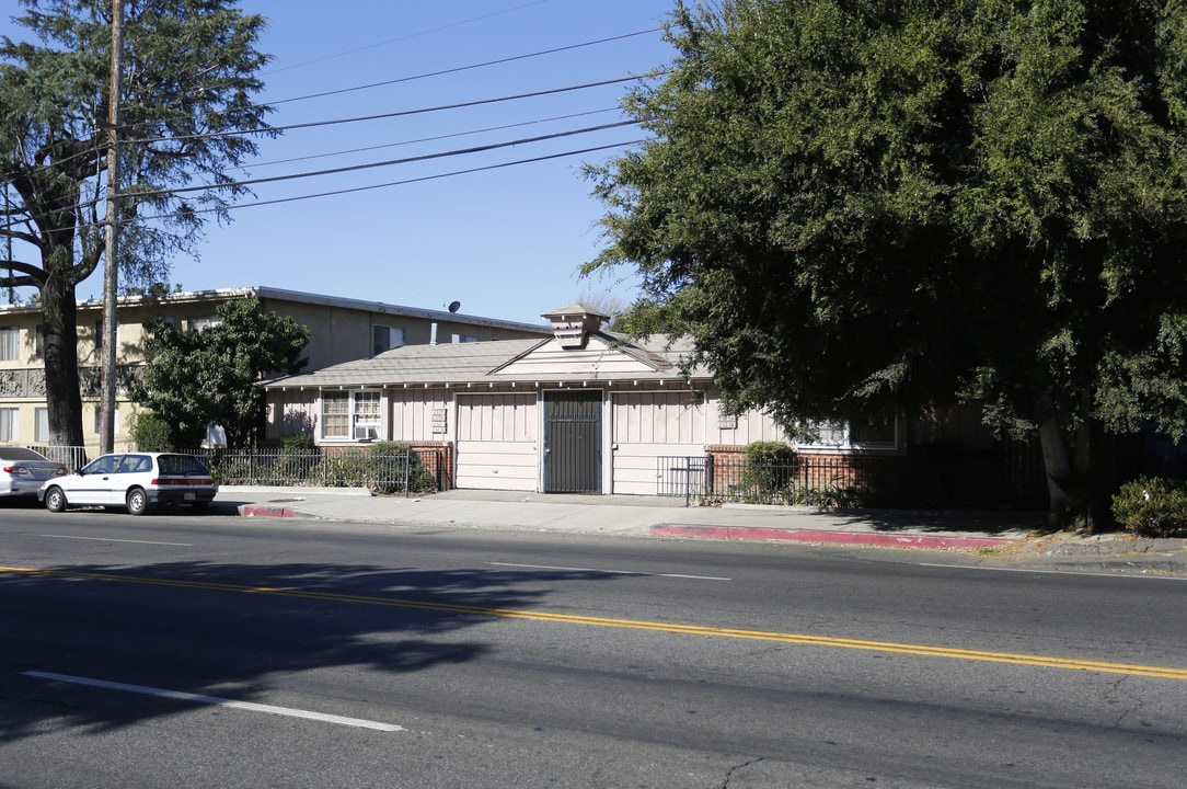 6319-6323 Kester Ave in Van Nuys, CA - Building Photo