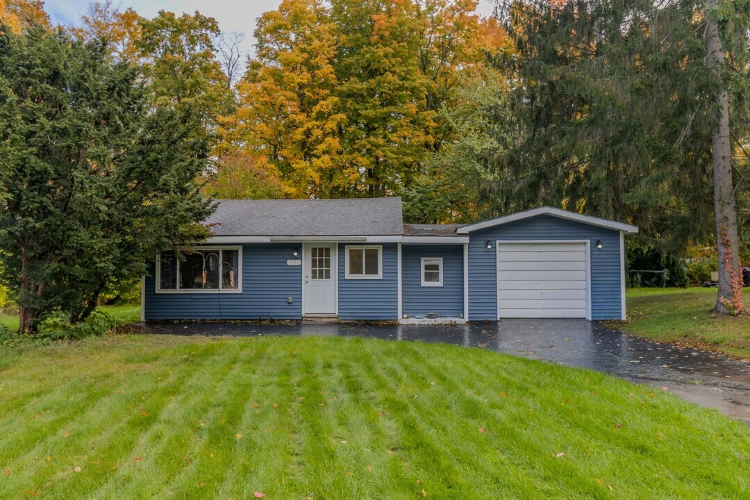 3911 White Birch Dr in Grawn, MI - Foto de edificio