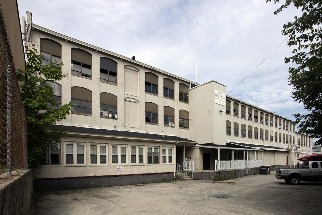 669 Elmwood Ave in Providence, RI - Foto de edificio