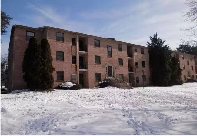 2410 Pond View Dr in West Chester, PA - Building Photo - Building Photo