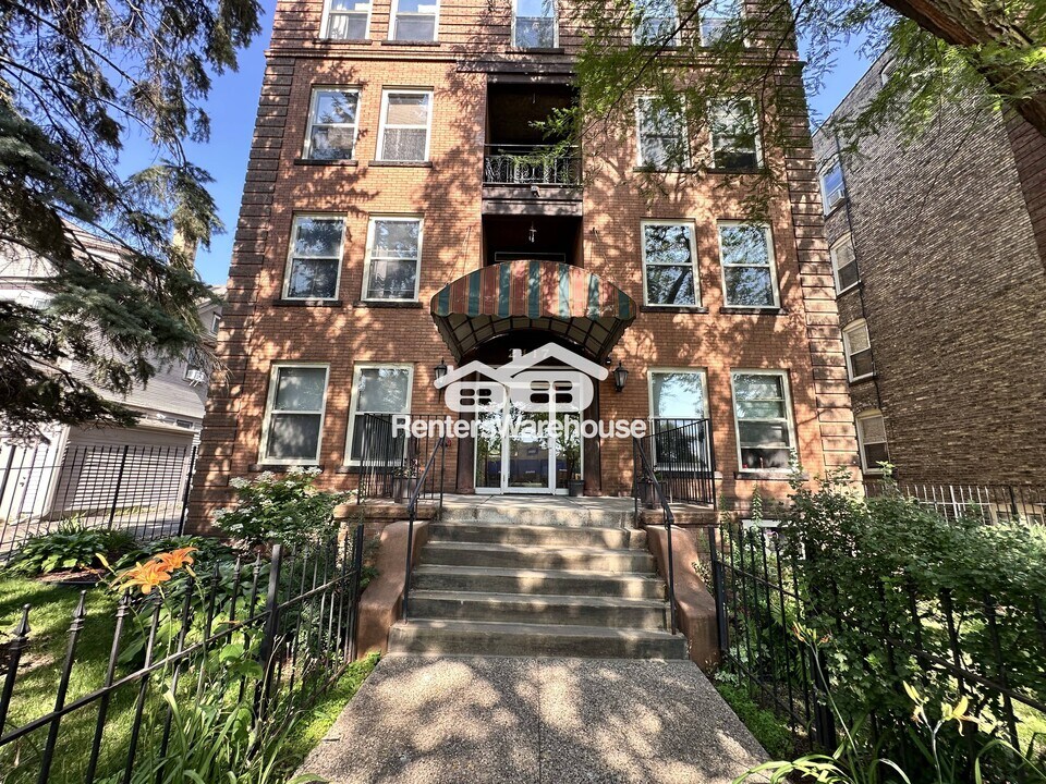 2417 Emerson Ave S in Minneapolis, MN - Building Photo