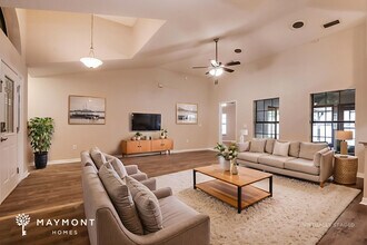 4541 Marsh Harbor Dr in Tavares, FL - Foto de edificio - Building Photo