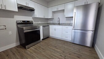 623 N Converse St, Unit 2 in Flatonia, TX - Building Photo