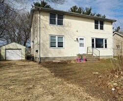 528 King St, Unit Apt 1 in Belvidere, IL - Building Photo