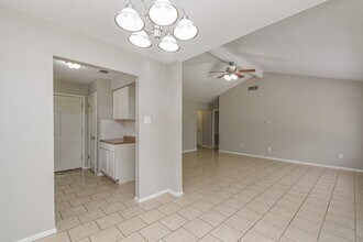 16618 Tibet Rd in Friendswood, TX - Foto de edificio - Building Photo