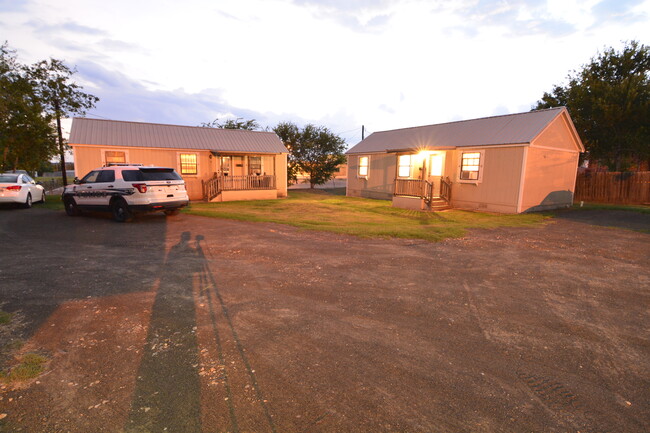 716 West St in Yoakum, TX - Foto de edificio - Building Photo