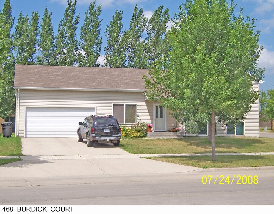 468 Burdick Ct in Grand Forks, ND - Building Photo