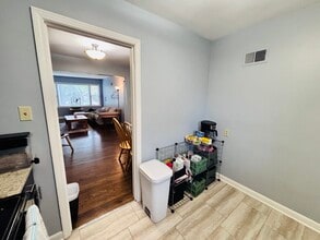 5315 W Wisconsin Ave in Milwaukee, WI - Building Photo - Building Photo