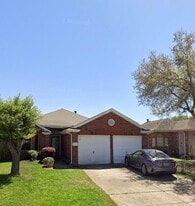 10443 N Shadowdale Dr in Houston, TX - Building Photo