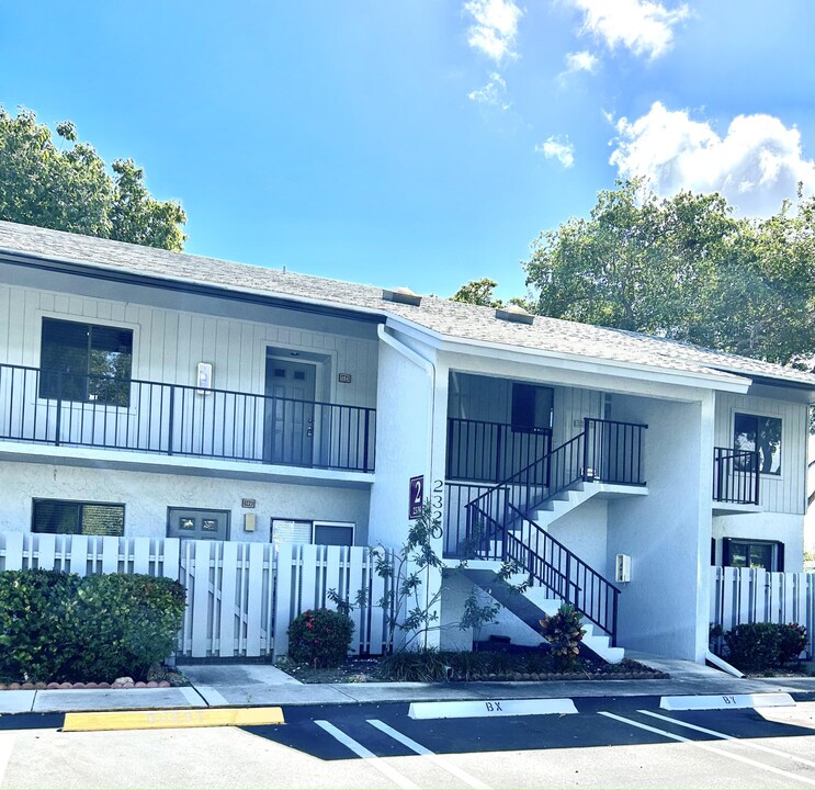 2320 Old Germantown Rd-Unit -202 in Delray Beach, FL - Foto de edificio