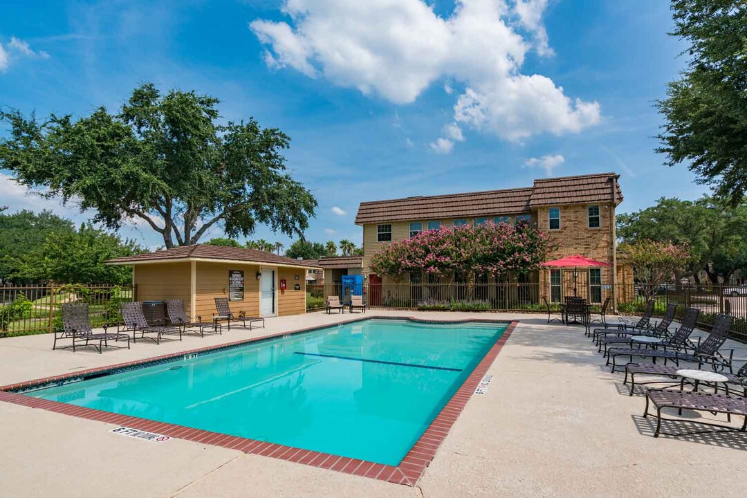 Windfield Townhomes in Stafford, TX - Foto de edificio