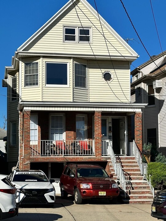 181 Avenue C in Bayonne, NJ - Building Photo