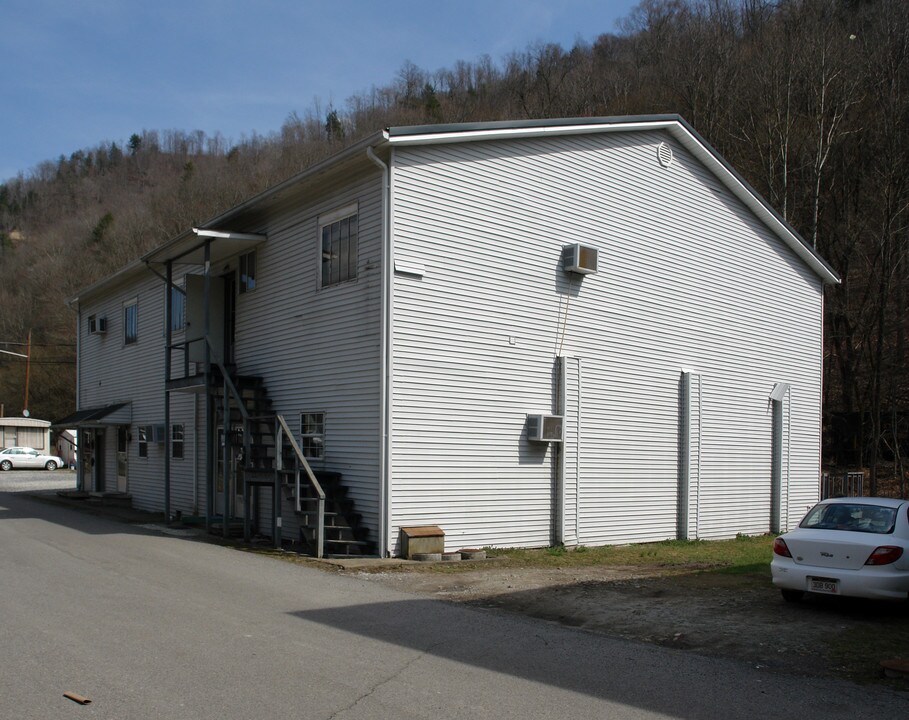 405 Market St in Man, WV - Foto de edificio