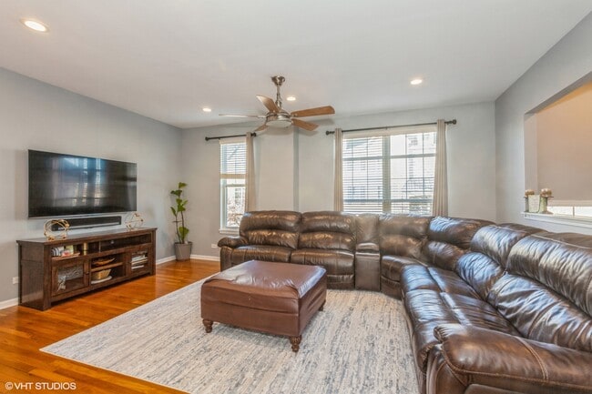 375 N Commerce St in Aurora, IL - Building Photo - Building Photo