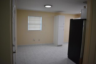 416 N 29th St, Unit B2 in Fort Pierce, FL - Foto de edificio - Building Photo