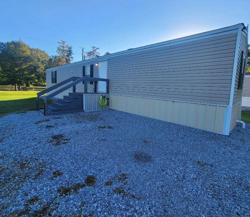 23748 Walker South Rd in Livingston, LA - Foto de edificio