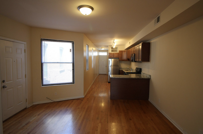 3318 W Lawrence Ave, Unit 2 in Chicago, IL - Foto de edificio - Building Photo
