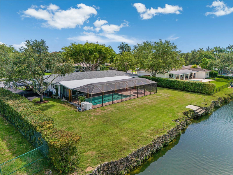 7360 SW 141st Terrace in Palmetto Bay, FL - Building Photo