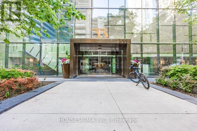 33-2133 Charles St E in Toronto, ON - Building Photo - Building Photo
