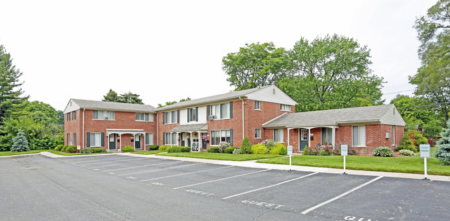 Pinewood Court Condominiums in Sterling Heights, MI - Foto de edificio - Building Photo