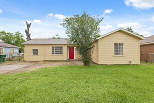 9133 Woodlyn Rd in Houston, TX - Building Photo