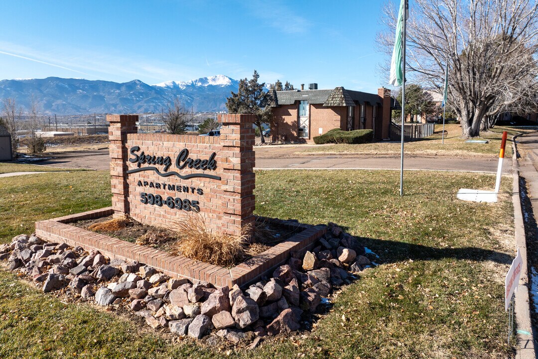 Spring Creek in Colorado Springs, CO - Foto de edificio