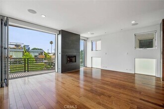 419 Venice Way, Unit 02F in Los Angeles, CA - Foto de edificio - Building Photo