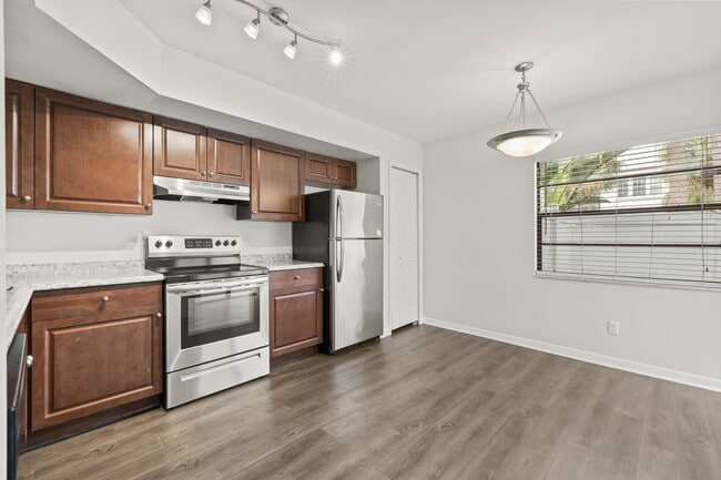 Fox Villas in Tampa, FL - Building Photo - Building Photo