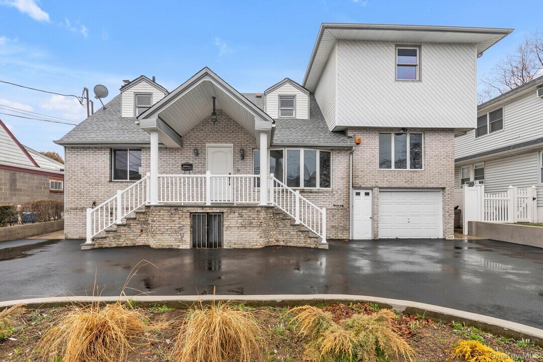 295 Plain Ct in Franklin Square, NY - Building Photo