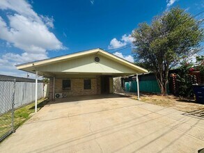 1004 Clark Blvd in Laredo, TX - Building Photo - Building Photo