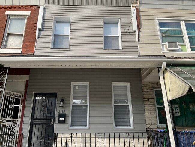 2115 S 67th St in Philadelphia, PA - Foto de edificio - Building Photo
