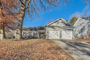 7201 Canyon Dr in Charlotte, NC - Building Photo
