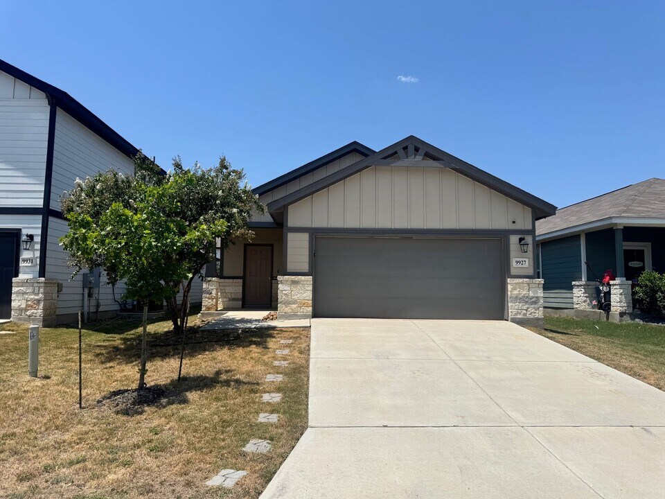 9927 Rancho Real Rd in San Antonio, TX - Building Photo