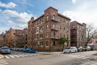 62-64 Saunders St in Rego Park, NY - Building Photo - Primary Photo