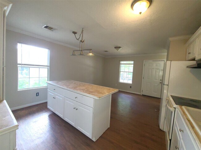 801 Queenswood St in Montgomery, TX - Building Photo - Building Photo