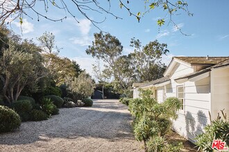 6715 Fernhill Dr in Malibu, CA - Building Photo - Building Photo