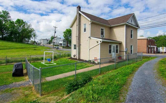 233 N Main St in Timberville, VA - Foto de edificio - Building Photo