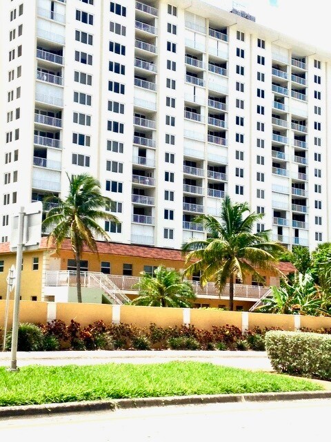 2121 N Ocean Blvd, Unit Eastside Gem in Fort Lauderdale, FL - Foto de edificio