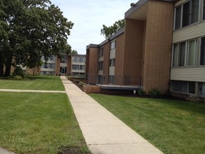 Meadowlane Apartments in Merrillville, IN - Foto de edificio - Building Photo