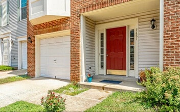 2451 Sugar Mill Way in Herndon, VA - Foto de edificio - Building Photo