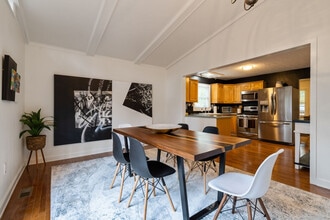 306 Jason Ct in Woodstock, GA - Foto de edificio - Building Photo